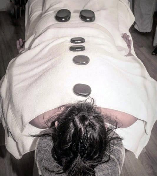 Massage à l’aide des pierres chaudes