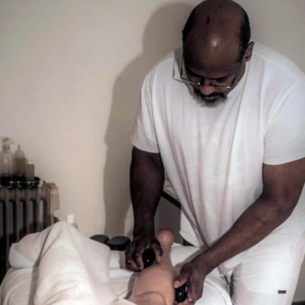 Massage à l’aide des pierres chaudes  2